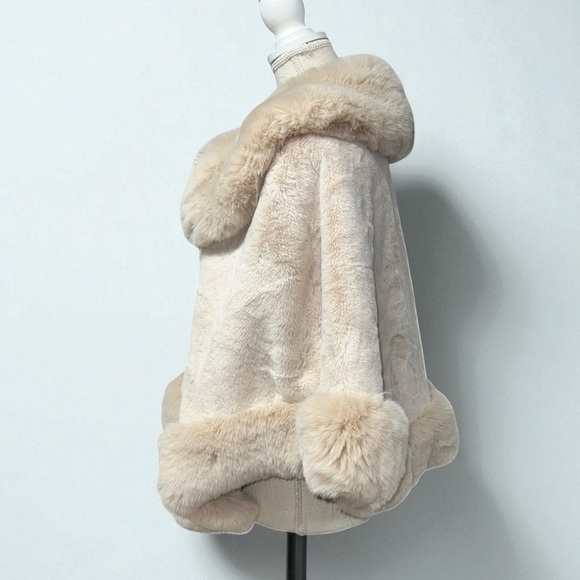 🌻NEW w/tags La Fiorentina Faux Fur Wrap Cape Shawl One Size - Picture 4 of 13